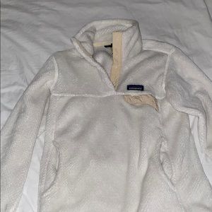 Patigonia off white pop over/ pull over